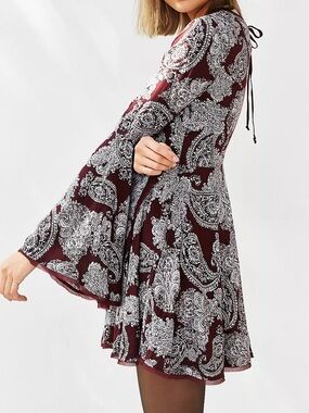 Ecote Urban Outfitters Burgundy Paisley Bell Sleeve Boho Y2K Top Sz S